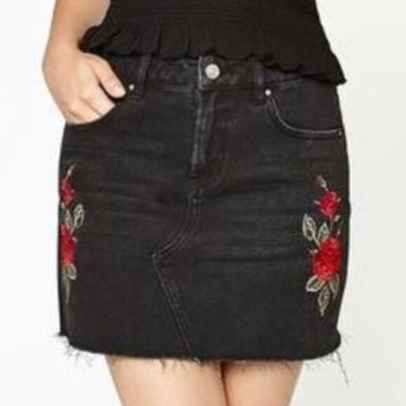 Pacsun - Floral Embroidered Black Denim Mini Skirt - size 24 (XS) - Picture 1 of 6